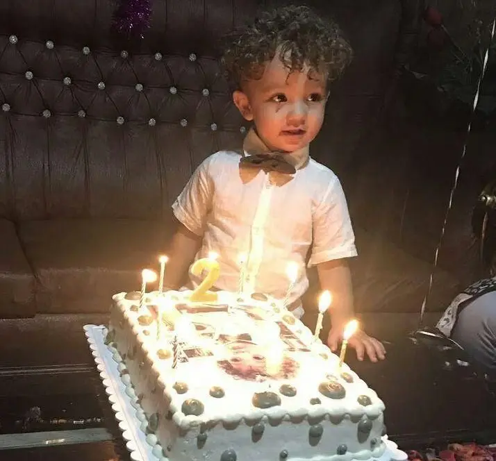 کودک شاد دو ساله در جشن تولدش در رستوران و سفره خانه سنتی دنج، مکانی ایده‌آل برای برگزاری رویدادها و ساختن خاطرات شیرین خانوادگی.