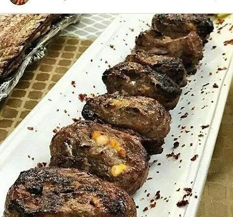 کباب‌های گریل شده و لذیذ رستوران و سفره خانه سنتی دنج، طعمی اصیل و به یادماندنی از آشپزی ایرانی.