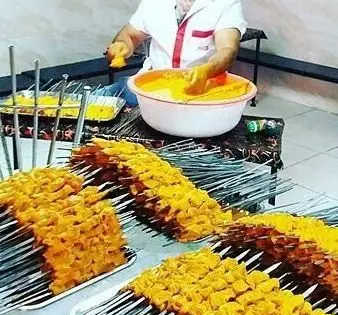 آماده سازی جوجه کباب زعفرانی لذیذ در رستوران و سفره خانه سنتی دنج، ارائه دهنده طعم اصیل غذای ایرانی با کیفیت بالا.