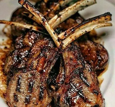 شیشلیک بره کبابی آبدار و لذیذ در رستوران و سفره خانه سنتی دنج. بهترین کباب ها را با کیفیت عالی تجربه کنید.