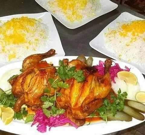 چلو جوجه کامل لذیذ و مرغ بریان خوشمزه با برنج زعفرانی در رستوران و سفره خانه سنتی دنج برای مشتریان عزیز.