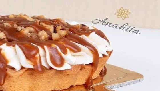کیک کاراملی و گردو با خامه فرم گرفته و سس روان، دسری بی‌نظیر از کافه قنادی آناهیتا برای تجربه‌ای شیرین و دلپذیر.