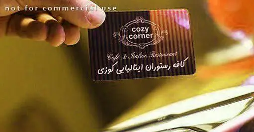 تصویری از کارت تخفیف یا وفاداری رستوران ایتالیایی کوزی کورنر، با لوگوی متمایز و نام کامل «کافه و رستوران ایتالیایی کوزی»، در دست مشتری.