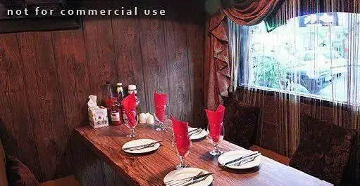 نمایی از فضای داخلی رستوران ایتالیایی کوزی کورنر با دکوراسیون چوبی، میزهای چیده شده و آماده برای پذیرایی مشتریان در یک محیط دنج و گرم.