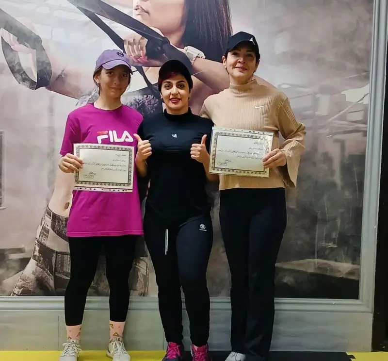 سه عضو موفق باشگاه ورزشی گلایل با گواهینامه‌های افتخار خود در زمینه تناسب اندام و ورزش. نشانه‌ای از دستاوردهای آموزشی و سلامت در این باشگاه.
