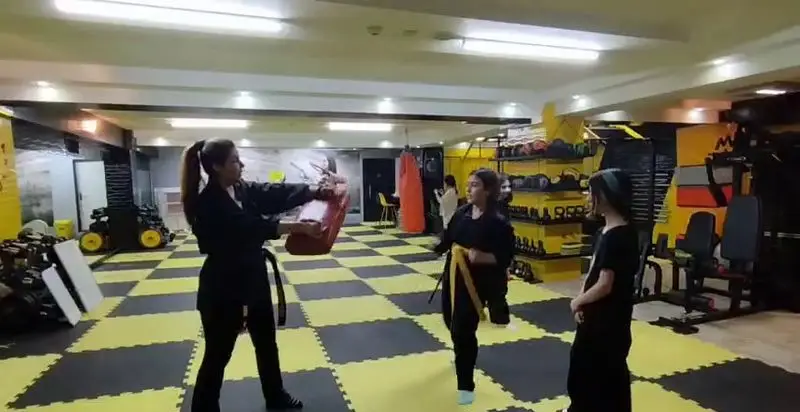 تمرینات حرفه‌ای دفاع شخصی و هنرهای رزمی برای بانوان در باشگاه ورزشی گلایل با فضایی مناسب و تجهیزات کامل.