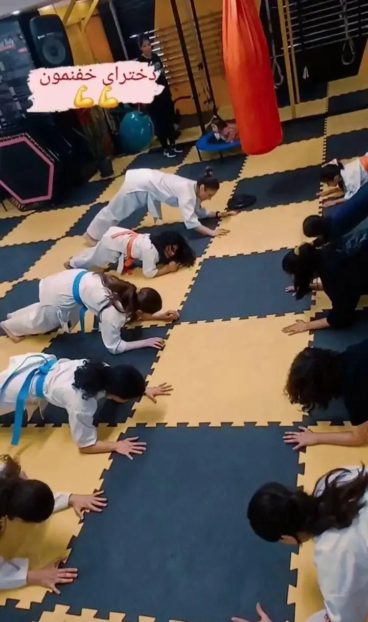 باشگاه ورزشی گلایل: تمرینات کاراته و آمادگی جسمانی بانوان. دختران قدرتمند ما در حال آموزش حرفه‌ای و گروهی در محیطی پویا.