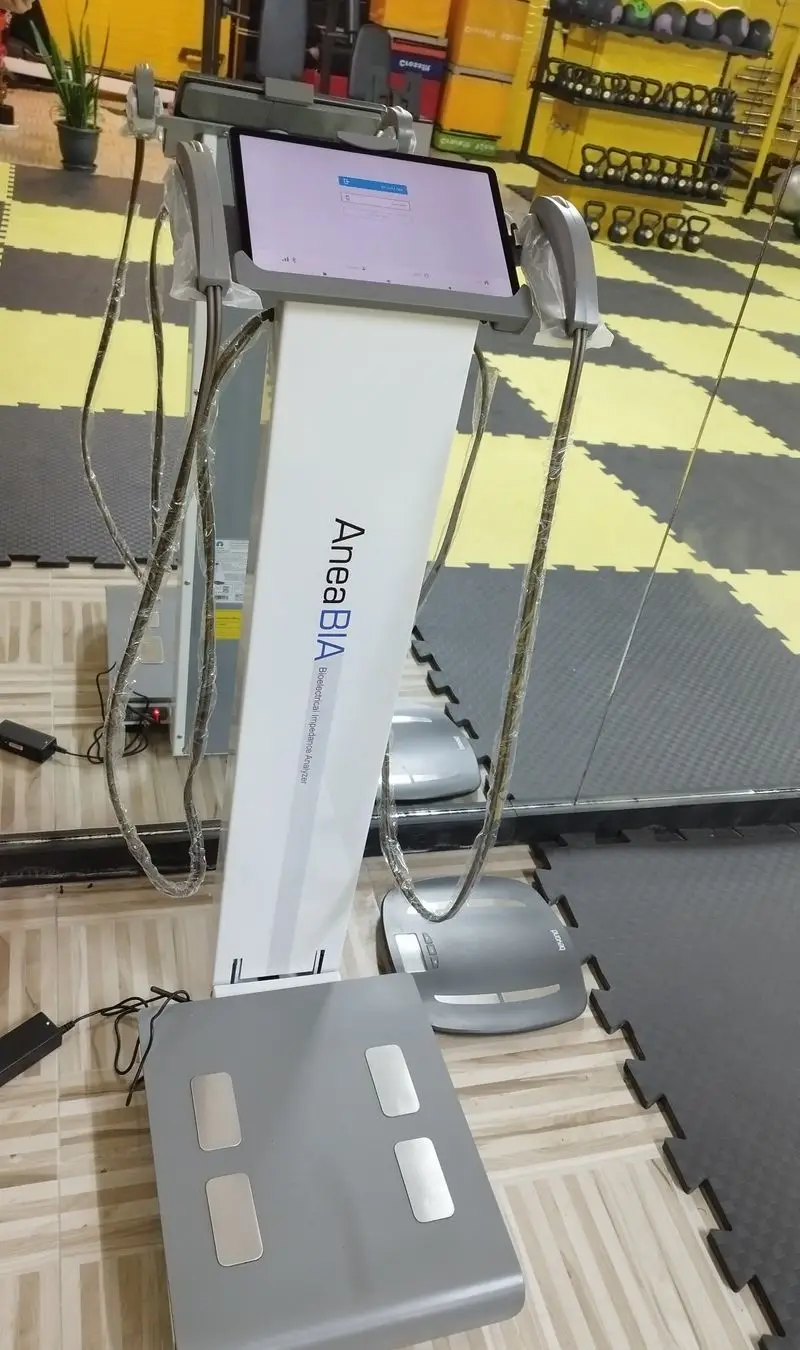 دستگاه پیشرفته Anea BIA، آنالیزور ترکیبات بدنی، در باشگاه ورزشی گلایل برای کمک به برنامه ریزی دقیق تمرینات و تغذیه جهت بهبود تناسب اندام.