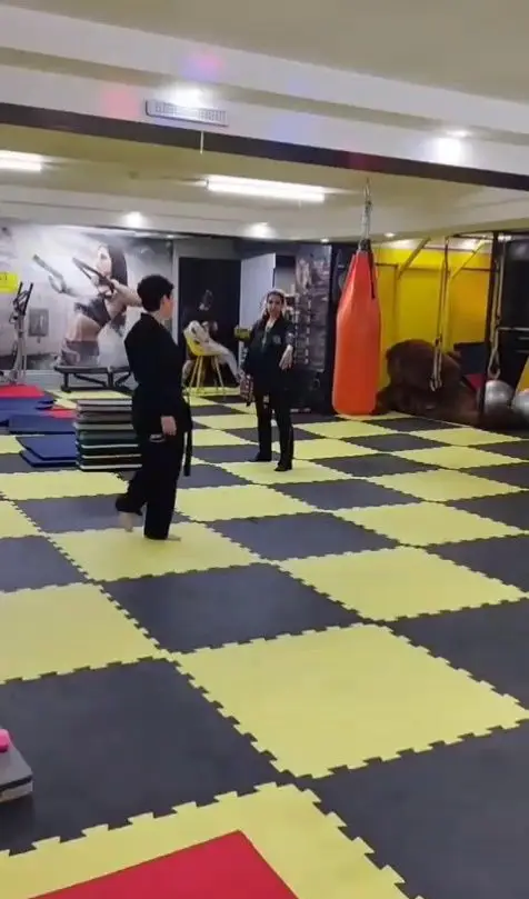 آموزش هنر رزمی در باشگاه ورزشی گلایل با مربی حرفه‌ای و فضای مجهز، مناسب برای علاقه‌مندان به ورزش‌های رزمی و دفاع شخصی.