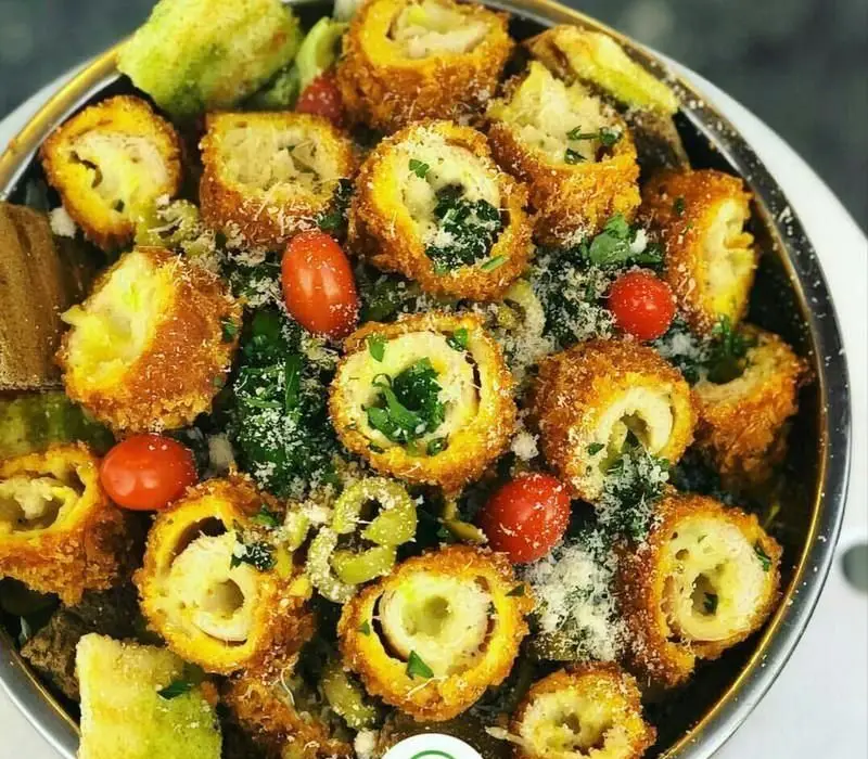 غذای ماسا سالاد بار: رول‌های سوخاری طلایی و خوشمزه با فیلینگ متنوع، همراه با گوجه گیلاسی، پنیر پارمزان و سبزیجات تازه. تجربه‌ای بی‌نظیر از طعم ایتالیایی.