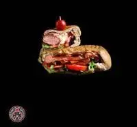 ساندویچ هات داگ و بیکن دیبارو با پنیر، کاهو و گوجه، انتخابی لذیذ از منوی فست فود دیبارو برای علاقه‌مندان به غذای باکیفیت و خوشمزه.