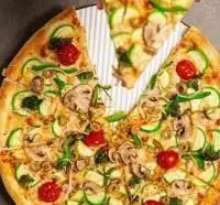 پیتزای سبزیجات خوشمزه فست فود دیبارو با قارچ، کدوسبز و گوجه گیلاسی تازه. طعم بی‌نظیر پیتزا در فست فود دیبارو.