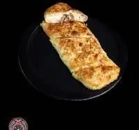 ساندویچ پخته مخصوص فست فود دیبارو، پر شده با گوشت و پنیر، با نان طلایی و تازه، روی بشقاب مشکی برای یک وعده عالی.