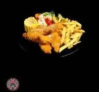 یک بشقاب جذاب از فست فود دیبارو: چیکن استریپس سوخاری ترد، سیب زمینی سرخ کرده طلایی، ذرت مکزیکی و سالاد تازه. غذای خوشمزه