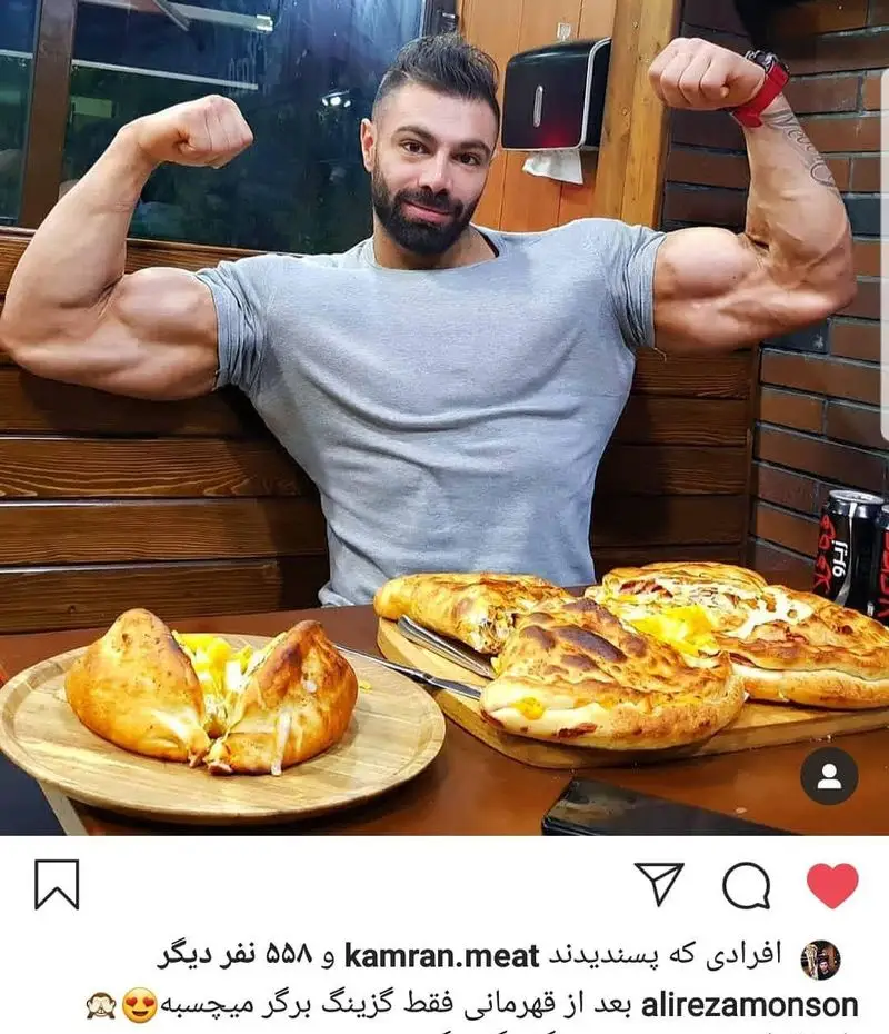 مرد بدنساز در رستوران گزینگ برگر، پس از قهرمانی، از غذاهای لذیذ و پرپروتئین گزینگ برگر لذت می‌برد. این تصویر برای کامران میت است.