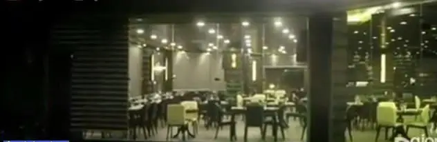 فضای داخلی لوکس و روشن کافی شاپ باژوران در شب، با میز و صندلی‌های شیک و دکوراسیون مدرن آماده میزبانی از مهمانان.