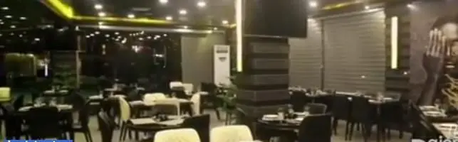 فضای دلنشین و دکوراسیون مدرن کافی شاپ باژوران، با چیدمان مرتب میز و صندلی‌های شیک و نورپردازی عالی، آماده پذیرایی از مشتریان عزیز.