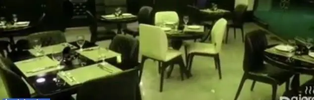 نمایی از فضای داخلی شیک و مدرن کافی شاپ باژوران با میز و صندلی‌های چیده شده برای پذیرایی، محیطی دنج و آرام برای مشتریان.