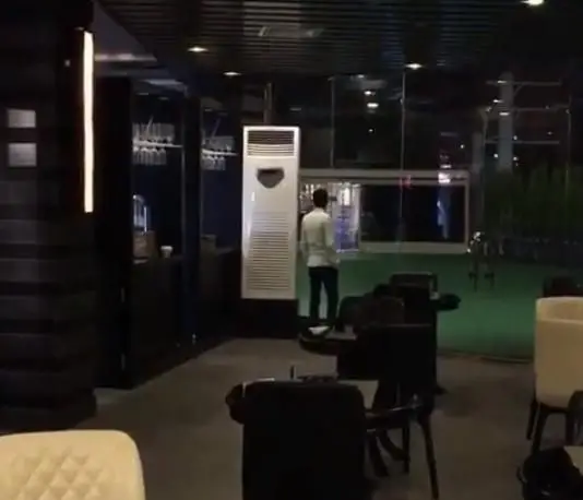 نمایی از فضای داخلی مدرن و دنج کافی شاپ باژوران، با میز و صندلی‌های شیک و نورپردازی آرامش‌بخش برای تجربه‌ای دلنشین.