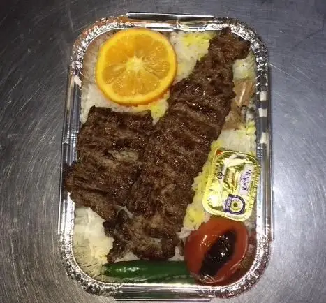 کباب کوبیده و برگ در ظرف یکبار مصرف رستوران سایوان همراه با برنج زعفرانی، نارنج، کره، گوجه و فلفل کبابی