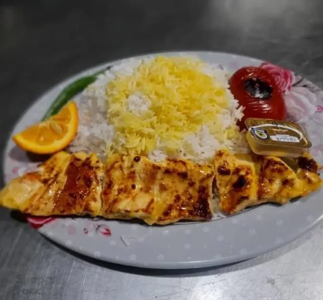 جوجه کباب معروف و خوش طعم رستوران سایوان، سرو شده با برنج کته زعفرانی، گوجه کبابی، پیاز، فلفل سبز و پرتقال تازه.