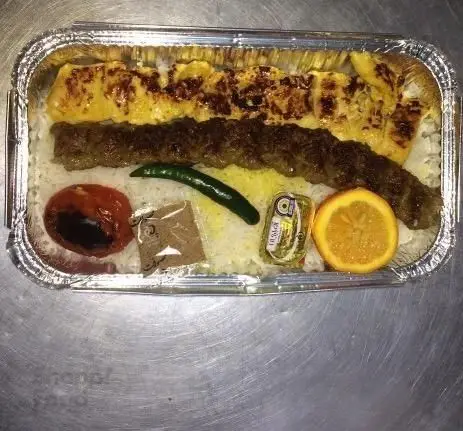 تصویری از چلوکباب کوبیده و جوجه کباب اصیل ایرانی رستوران سایوان، با دورچین کامل و برنج مرغوب، مناسب برای سفارش و ارسال.