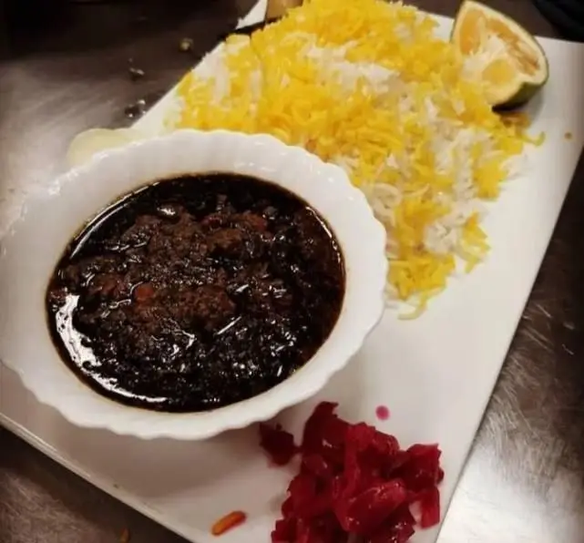 خورشت فسنجان مجلسی و خوش‌رنگ رستوران سایوان، سرو شده با پلو زعفرانی، لیمو تازه و ترشیجات، طعم بی‌نظیر ایرانی.