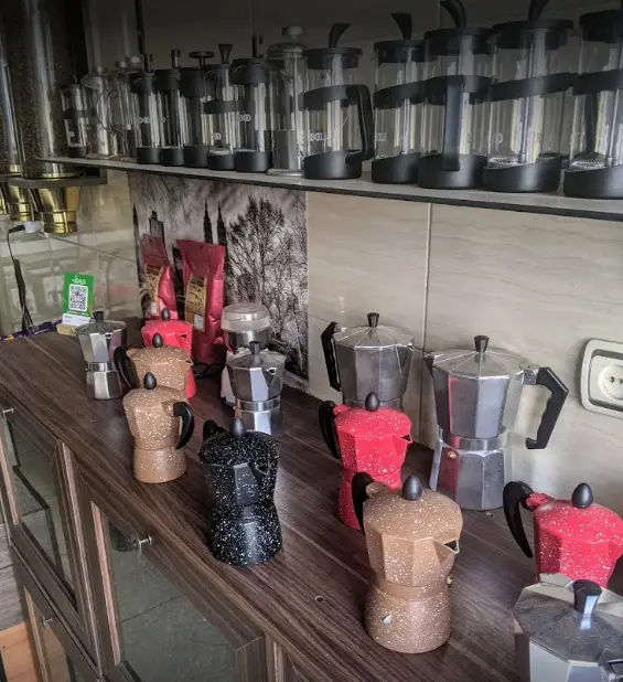 نمایشگاه قهوه یویو با انواع فرنچ پرس، موکاپات در رنگ‌های متنوع و دانه قهوه. بهترین لوازم برای عاشقان قهوه.