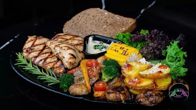 کافه ماها: بشقاب پروتئینی و رژیمی با مرغ گریل، سیب زمینی تنوری، ذرت شیرین و انواع سبزیجات بخارپز و کبابی.