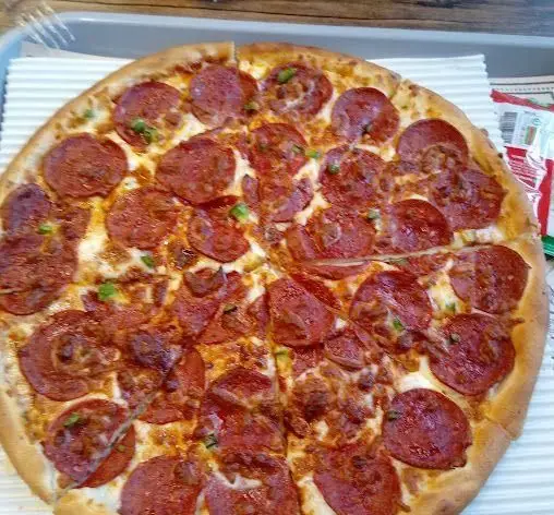 پیتزا پپرونی و گوشت سیب ۳۶۰ با نان ترد، پنیر فراوان و چاشنی سبزیجات، آماده سفارش آنلاین و ارسال سریع درب منزل.