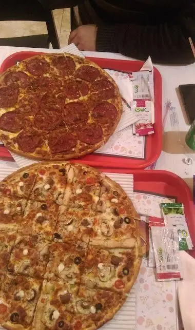 نمایی از دو پیتزای بزرگ و خوشمزه، شامل پیتزای پپرونی و پیتزای مخصوص قارچ و زیتون، در رستوران سیب ۳۶۰.