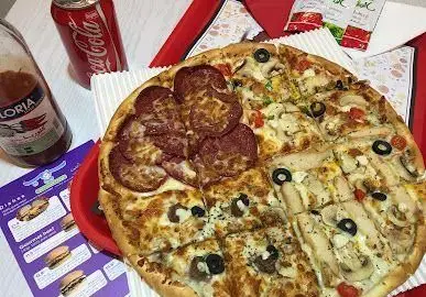 تصویری جذاب از پیتزا بزرگ چهار قسمتی با طعم‌های متنوع پپرونی، قارچ و مرغ، زیتون، همراه با نوشابه کوکاکولا و منوی سیب ۳۶۰.