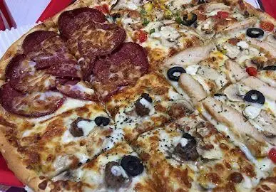 پیتزای پرطرفدار و خوشمزه سیب ۳۶۰ با ترکیبات تازه و طعم‌های متنوع پپرونی، مرغ گریل و قارچ؛ ایده‌آل برای سفارش آنلاین از بهترین فست فود تهران.