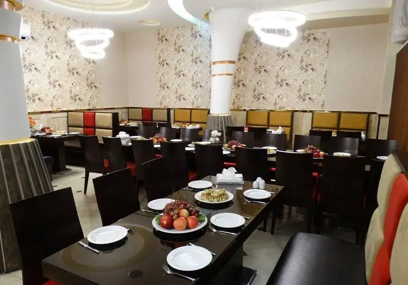 تصویری از فضای داخلی رستوران گل بانو با میز و صندلی‌های چوبی تیره، دکوراسیون مدرن و شیک آماده برای پذیرایی مهمانان.