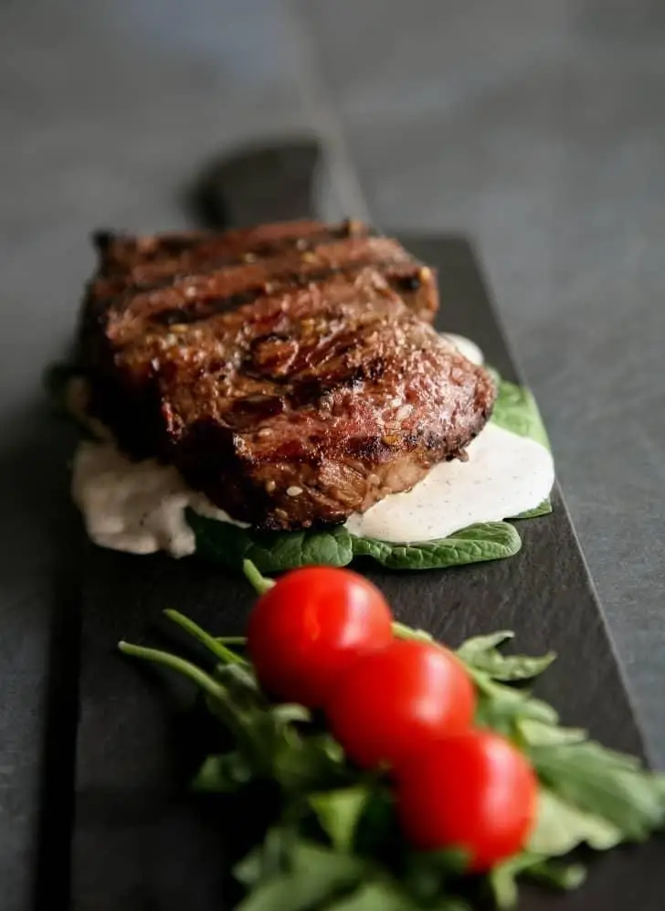 استیک کبابی لذیذ و مغزپخت رپتور، با سس خامه ای، اسفناج تازه و گوجه گیلاسی. انتخابی شیک از منوی کافه رستوران رپتور.