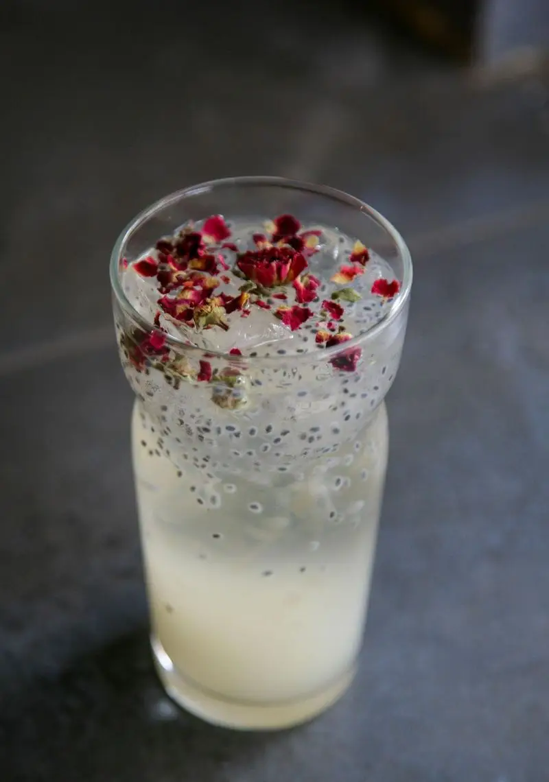 نوشیدنی خنک و سالم کافه رستوران رپتور با تخم شربتی و گل محمدی. یک کوکتل گلاب و لیموناد با بذر ریحان، ایده‌آل برای تابستان در رپتور.