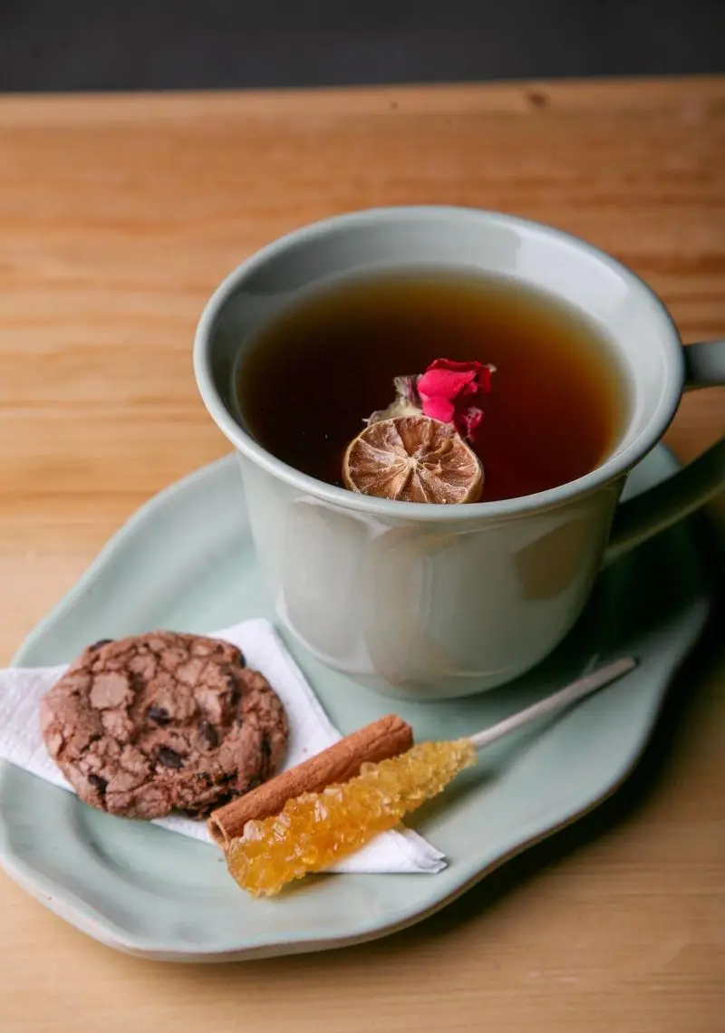 عصرانه دلپذیر کافه رستوران رپتور: چای معطر با لیموعمانی و گل رز، کوکی شکلاتی تازه، چوب دارچین و نبات زعفرانی.