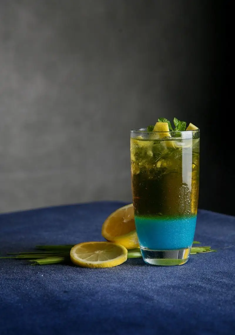 نوشیدنی خنک و لایه لایه کافه رستوران رپتور با طعم لیمو و نعناع تازه، مناسب برای روزهای گرم تابستان. لذت یک کوکتل خاص.