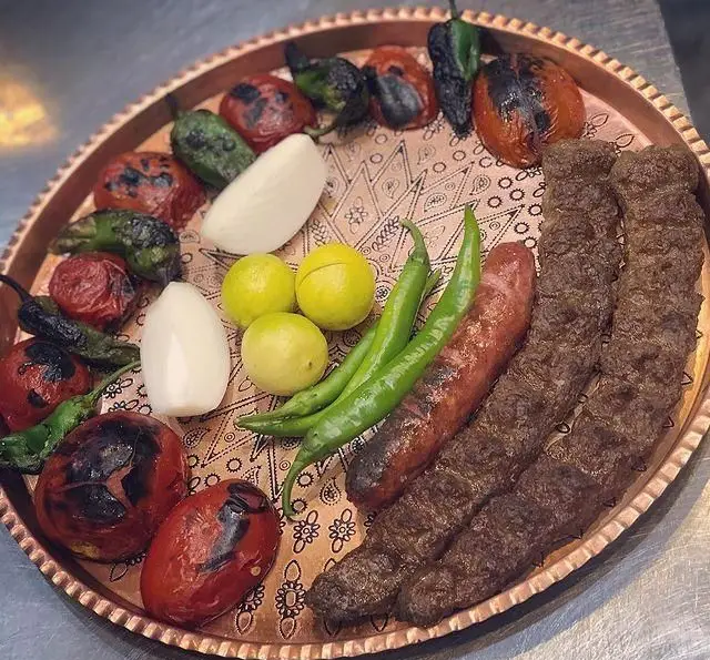 سینی کباب ویژه جگرکی پاتوق: کباب کوبیده، کباب میکس، گوجه و فلفل کبابی، پیاز و لیموترش تازه. لذت غذای سنتی ایرانی.