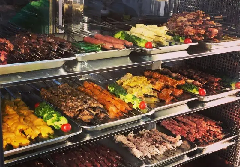 گالری سیخ کباب‌های تازه و وسوسه‌انگیز جگر، گوشت، مرغ، سوسیس و سبزیجات در جگرکی پاتوق. انتخابی بی‌نظیر برای تجربه طعم کباب.