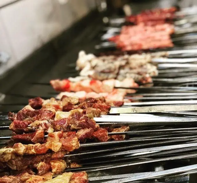 سیخ‌های کباب جگر، دل، قلوه و گوشت تازه و اعلا در جگرکی پاتوق، آماده طبخ و سرو. بهترین کبابی و طعم‌های بی‌نظیر در تهران.