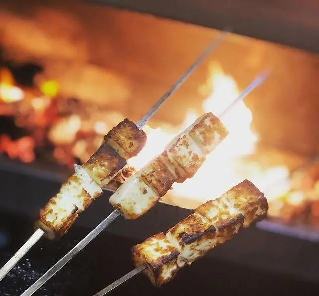 پنیر کبابی لذیذ و طلایی جگرکی پاتوق، بهترین انتخاب برای عاشقان کباب و طعم‌های متفاوت. تجربه‌ای خوشمزه در فضایی گرم و دلنشین.