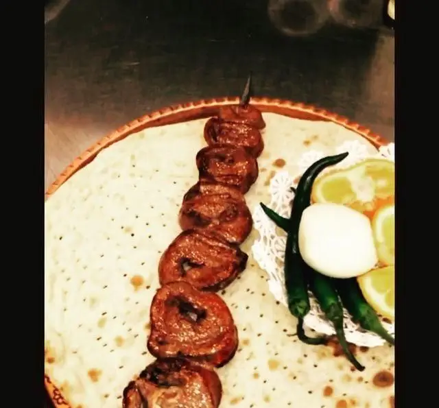 سیخ جگر کبابی داغ و خوشمزه جگرکی پاتوق روی نان داغ با فلفل و لیمو، غذای اصیل ایرانی برای تجربه ای بی نظیر.
