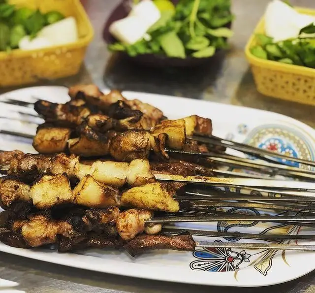 تصویری از سینی کباب جگر، دل و قلوه، آماده سرو در جگرکی پاتوق، با چیدمانی اشتها‌آور و سبزی تازه و پنیر در پس‌زمینه.