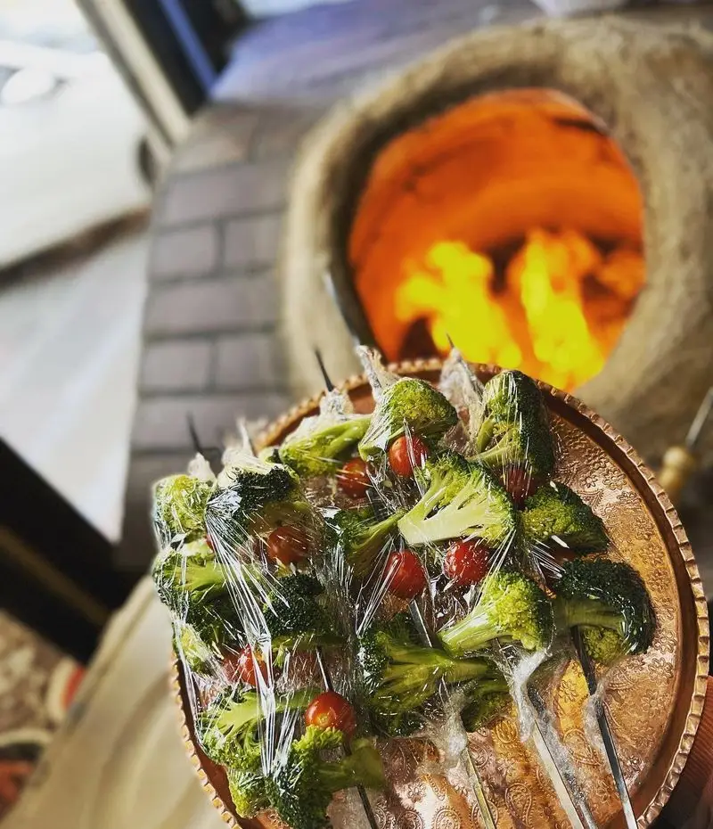 جگرکی پاتوق: سیخ‌های کباب سبزیجات تازه بروکلی و گوجه گیلاسی، آماده طبخ در تنور داغ برای مشتریان عزیز، غذای سالم و لذیذ