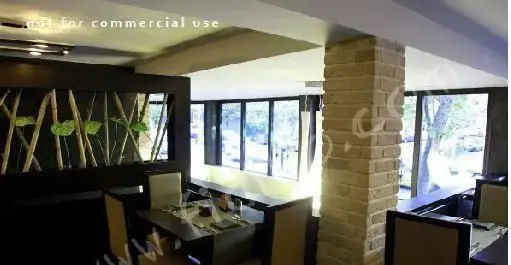 فضای داخلی مدرن و دنج رستوران لئون با دکوراسیون شیک، میز و صندلی‌های راحت و پنجره‌های بزرگ با منظره‌ای دلپذیر برای مشتریان.