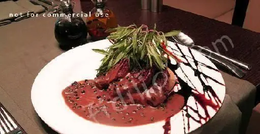 استیک با سس فلفل و رزماری، یک غذای اصلی شیک و لذیذ از منوی رستوران لئون، ایده‌آل برای یک تجربه شام به‌یادماندنی.