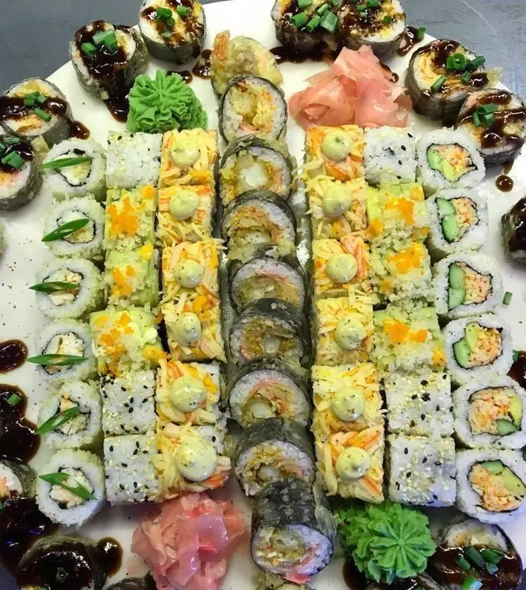 مجموعه‌ای اشتهاآور و متنوع از انواع سوشی، ماکی و رول‌های تازه ژاپنی با تزیین زیبا در رستوران آسیایی الین سوشی.