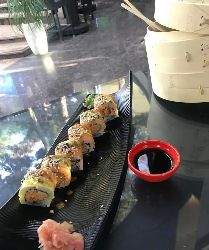 رول‌های سوشی خوشمزه الین سوشی با ماهی سالمون و آووکادو، بهمراه سس سویا و زنجبیل ترشی شده. بهترین غذای ژاپنی در رستوران آسیایی الین.