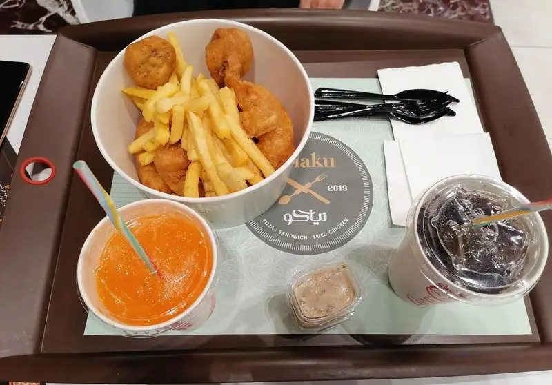 فست فود نکو در فود کورت ایران مال: سطل سیب زمینی، مرغ سوخاری، دو نوشیدنی و سس، یک وعده کامل و لذیذ.